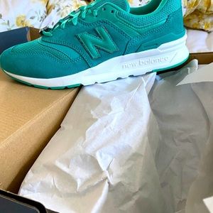 New balance women size 9. Teal, never worn, NIB